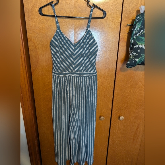 Xhilaration Wide Legged Cropped Blue/White Striped Jumpsuit/Romper Size Small - Picture 2 of 6